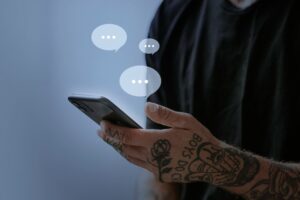 Tu próximo cliente puede preguntarle a una IA antes que a Google: ¿está preparada tu empresa?